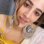 Nupur Sanon Instagram - समझे ? 🥲 For the love of Shayari. ♥️ And for the beautiful dilemma love is. For the beauty of words unsaid. For the simplicity of feelings in our eyes. For the love of Shayari.♥️ •• Credits for this beautiful sher : Faiz Ahmed Faiz ji 🙏🏻 (Pls correct me if I’m wrong 😇)