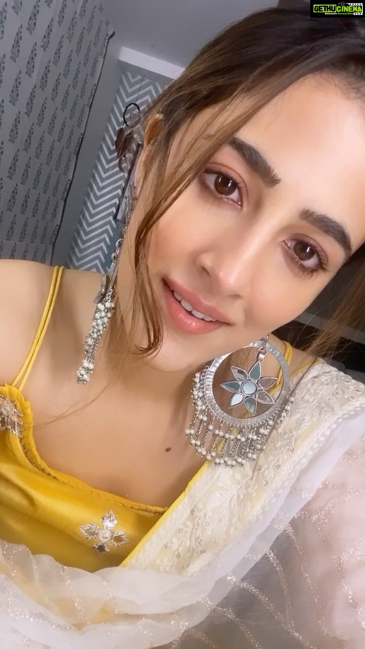 Nupur Sanon Instagram - समझे ? 🥲 For the love of Shayari. ♥️ And for the beautiful dilemma love is. For the beauty of words unsaid. For the simplicity of feelings in our eyes. For the love of Shayari.♥️ •• Credits for this beautiful sher : Faiz Ahmed Faiz ji 🙏🏻 (Pls correct me if I’m wrong 😇)