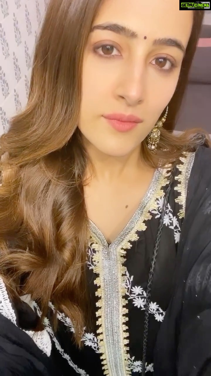 Nupur Sanon Instagram - Anyone else loves Indian outfits as much as I do? š¼ā„ļø My favourites are Lucknowi Chikankari kurtas!! šš I think half my wardrobe is just those pretty pieces!! And ofcourse a drawer full of silver jhumkas 𤣠Tell me your FAV Indian outfit! š¼