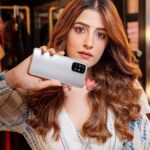 Nupur Sanon Instagram - A phone that makes your every moment stand out, be it day or night. 🤳👁😍 With @oppomobileindia ‘s latest #OPPOF19Pro+5G with Al Highlight Portrait Video in the #OPPOF19Pro+5G is a must-buy! 🔥 #FlauntYourNights with #OPPOF19ProSeries #AIHighlightVideo