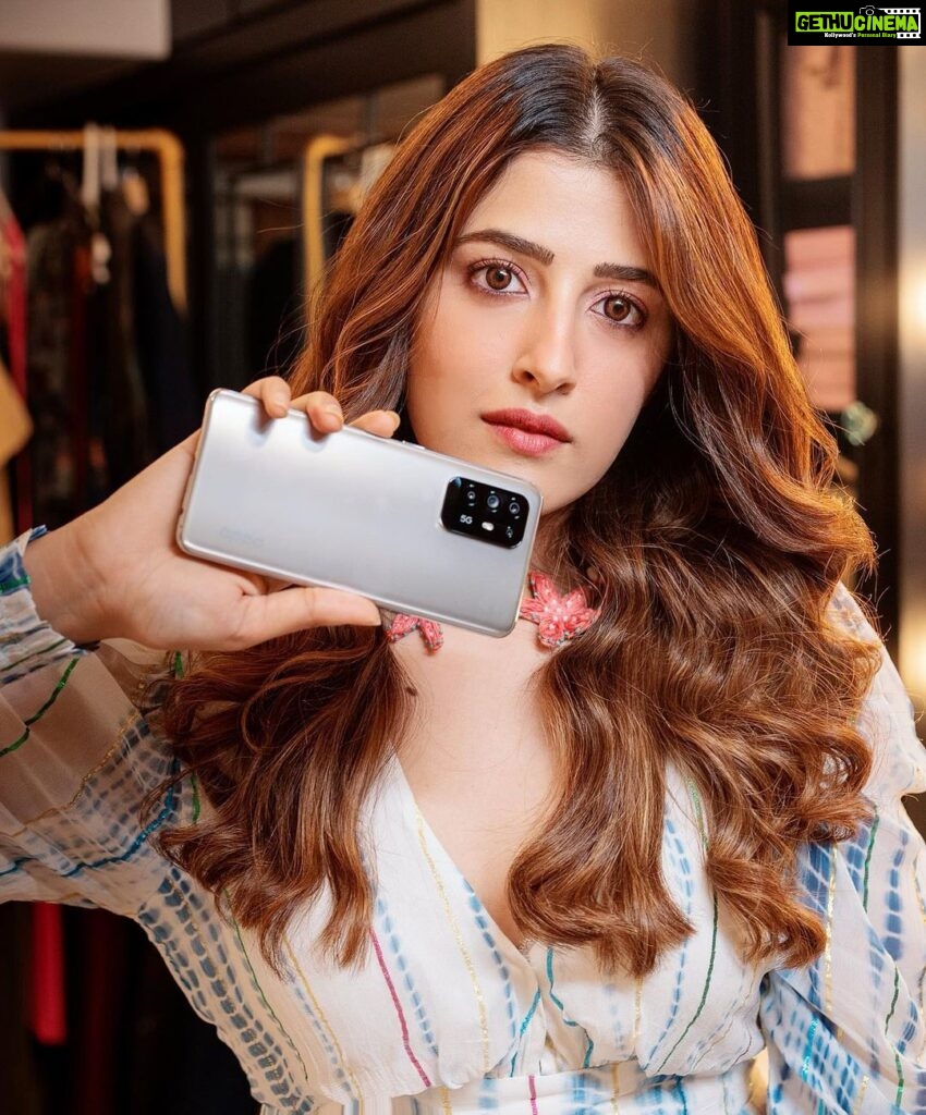 Nupur Sanon Instagram - A phone that makes your every moment stand out, be it day or night. 🤳👁😍 With @oppomobileindia ‘s latest #OPPOF19Pro+5G with Al Highlight Portrait Video in the #OPPOF19Pro+5G is a must-buy! 🔥 #FlauntYourNights with #OPPOF19ProSeries #AIHighlightVideo