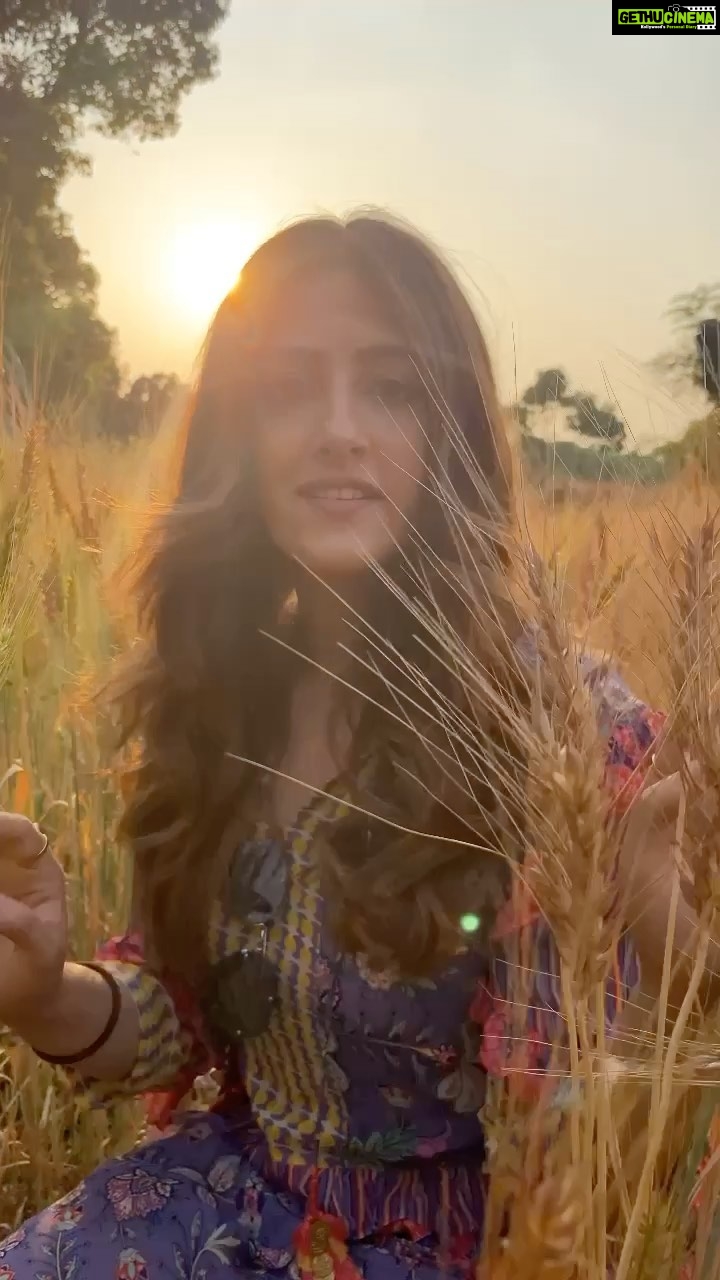 Nupur Sanon Instagram - La vita è bella...la vita è amore 🌝🌷