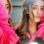 Nupur Sanon Instagram - Stars in her eyes Poetry on her lips 🌷🤍🌷