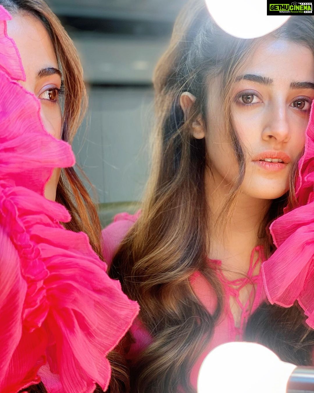 Nupur Sanon Instagram - Stars in her eyes Poetry on her lips 🌷🤍🌷