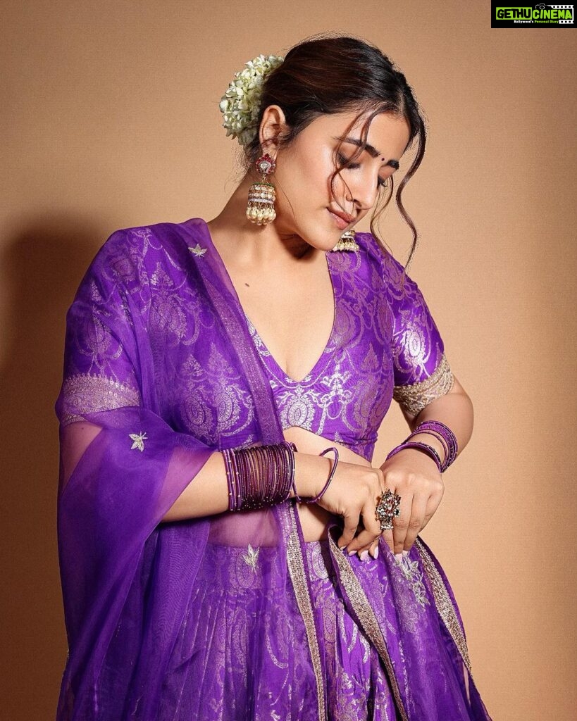 Nupur Sanon Instagram - Favourite lines💜 “ नीचे इश्क़ है ऊपर रब है इन दोनों के बीच में सब है “ • Hmu - @makeupbydevanshii Styled by - @ashwin_ash1 & @hassankhan_3 Style team - @ahmedxmirza Outfit - @sobariko Jewellery- @karnikajewelshyd Shot by - @pranav.foto