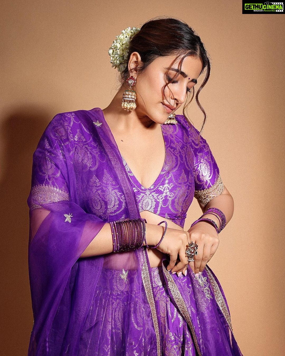 Nupur Sanon Instagram - Favourite lines๐ โ เคจเฅเคเฅ เคเคถเฅเคเคผ เคนเฅ เคเคชเคฐ เคฐเคฌ เคนเฅ เคเคจ เคฆเฅเคจเฅเค เคเฅ เคฌเฅเค เคฎเฅเค เคธเคฌ เคนเฅ โ โข Hmu - @makeupbydevanshii Styled by - @ashwin_ash1 & @hassankhan_3 Style team - @ahmedxmirza Outfit - @sobariko Jewellery- @karnikajewelshyd Shot by - @pranav.foto