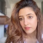 Nupur Sanon Instagram - एक आधा बुझा दिन मिलता है एक आधी जली रात से और वो कहता है ... ‘वाह! क्या खूबसूरत शाम है’ •• 🎯