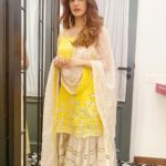 Nupur Sanon Instagram - Neeche इश्क़ hai ♥️ Upar रब hai 🙏🏻 इन दोनो के बीच में सब है 🤝🌼🤍🌼🤝 • • Outfit : @gopivaiddesigns Earrings : @sachdeva.ritika #ethnic #traditionalwear