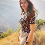 Nupur Sanon Instagram - मेरा दिल कहीं दूर ... पहाड़ों में .. खो गया 🌻🌝