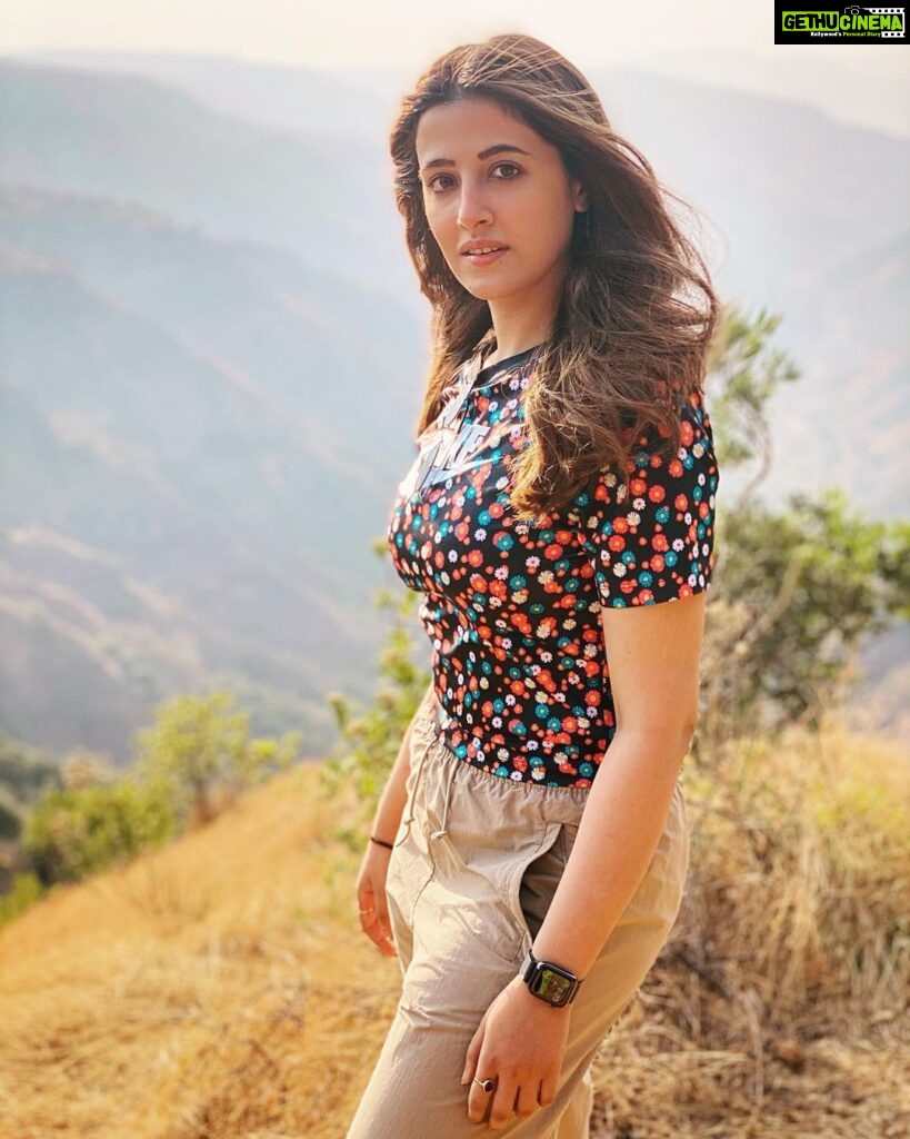 Nupur Sanon Instagram - मेरा दिल कहीं दूर ... पहाड़ों में .. खो गया 🌻🌝