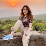 Nupur Sanon Instagram - There’s something about the sky changing it’s colour...there’s something magical seeing those shades melt into each other !!💛🧡💛🧡 Mahabaleshwar