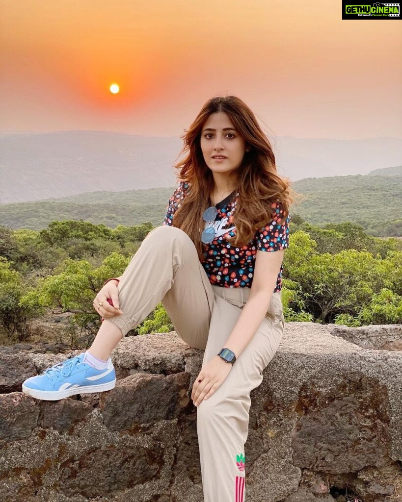 Nupur Sanon Instagram - There’s something about the sky changing it’s colour...there’s something magical seeing those shades melt into each other !!💛🧡💛🧡 Mahabaleshwar