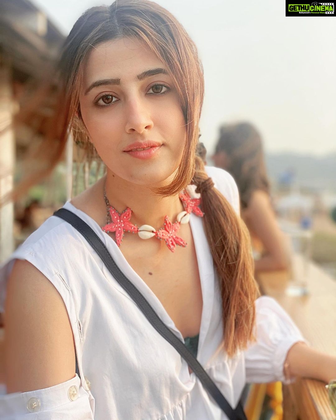 Nupur Sanon Instagram - My hair gets tangled & messy easily.π My heart...NOPE βΎπ€