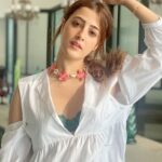 Nupur Sanon Instagram - And yet again...A promise that I make to myself at the beginning of every year. Going to keep my vibe the REALEST!!💯 No pretentiousness! No ‘trying’ to fit in! Nothing bogus! All heart and All me!!✌🏻🌻 • @deme_love_ #2021Word