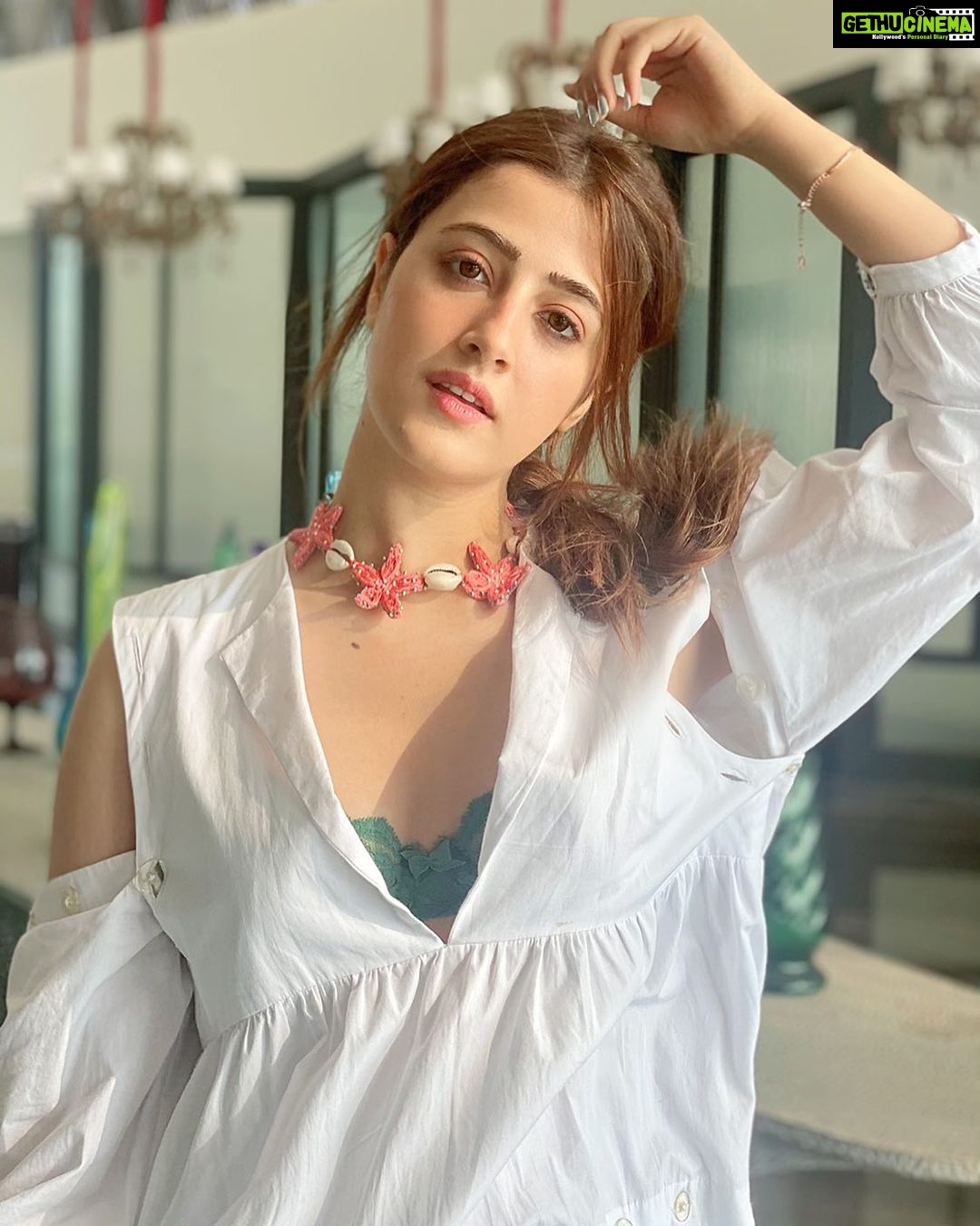 Nupur Sanon Instagram - And yet again...A promise that I make to myself at the beginning of every year. Going to keep my vibe the REALEST!!💯 No pretentiousness! No ‘trying’ to fit in! Nothing bogus! All heart and All me!!✌🏻🌻 • @deme_love_ #2021Word