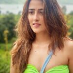 Nupur Sanon Instagram - Your heart is beating freedom. Your soul is a walking poetry. And there’s NO place more mediocre than “In between the lines” for them to be caged in... YOU HEAR ME GIRLS? 🔥💕🌬 • #NoMediocreLove