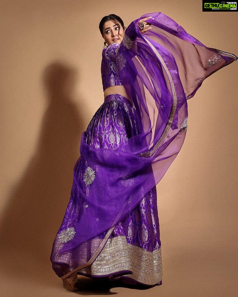 Nupur Sanon Instagram - दिल मेरा है मुकेया घुम वेख्खी सारी दुनिया .. पर तेरे ते आ रुकेया 💜🥲🤍💜 • Hmu - @makeupbydevanshii Styled by - @ashwin_ash1 & @hassankhan_3 Style team - @ahmedxmirza Outfit - @sobariko Jewellery- @karnikajewelshyd Shot by - @pranav.foto