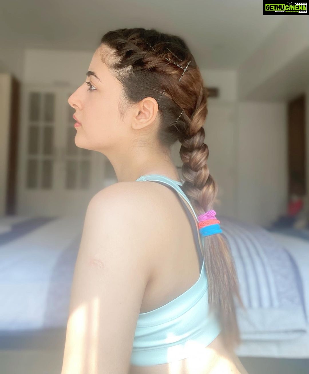 Nupur Sanon Instagram - Anyone in need of a bobby pin to hold their βlifeβ together? π I got plenty! ππ»ββοΈ
