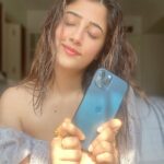 Nupur Sanon Instagram - La-lala-lala 💃🏻 Birthday Month has begun 🎈 And my first gift is already here... my #Iphone12ProMax in #PacificBlue yayyy☺️☺️🧿🧿