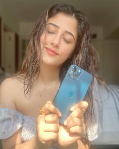 Nupur Sanon Instagram - La-lala-lala 💃🏻 Birthday Month has begun 🎈 And my first gift is already here... my #Iphone12ProMax in #PacificBlue yayyy☺️☺️🧿🧿