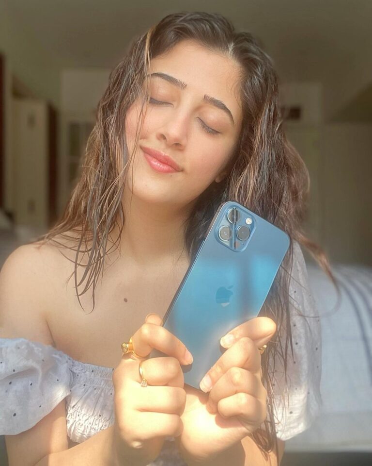 Nupur Sanon Instagram - La-lala-lala 💃🏻 Birthday Month has begun 🎈 And my first gift is already here... my #Iphone12ProMax in #PacificBlue yayyy☺️☺️🧿🧿
