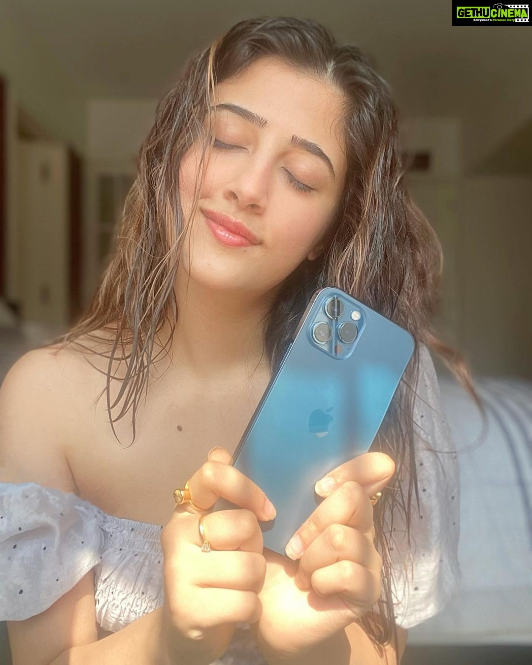 Nupur Sanon Instagram - La-lala-lala 💃🏻 Birthday Month has begun 🎈 And my first gift is already here... my #Iphone12ProMax in #PacificBlue yayyy☺️☺️🧿🧿