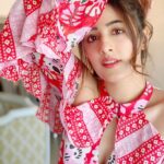Nupur Sanon Instagram - 🌸🌺 𝒩𝑜𝓉 𝒶𝓁𝓁 𝒻𝓁𝑜𝓌𝑒𝓇𝓈 𝒷𝓁𝑜𝑜𝓂 𝒾𝓃 𝒜𝓅𝓇𝒾𝓁... 🌸🌺 • 📸: @geeta_sanon