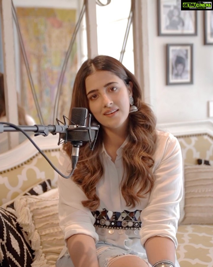 Nupur Sanon Instagram - Got a lot of requests for a singing snippet. So here I go with my absolute favourite. Also ‘cause I’m such a lyrics person and बारी is a total lyrical beauty. 🌸 Tell me how y’all like it!! ☺️ • Keys : @abinthomasmusic 🎥 : @peacockproductionz #Baari #SnippetsByNS #MusicallyConnected #ArtistForArtist • Credits 🌸 Originally sung to perfection : Bilal Saeed, Momina Mustehsan