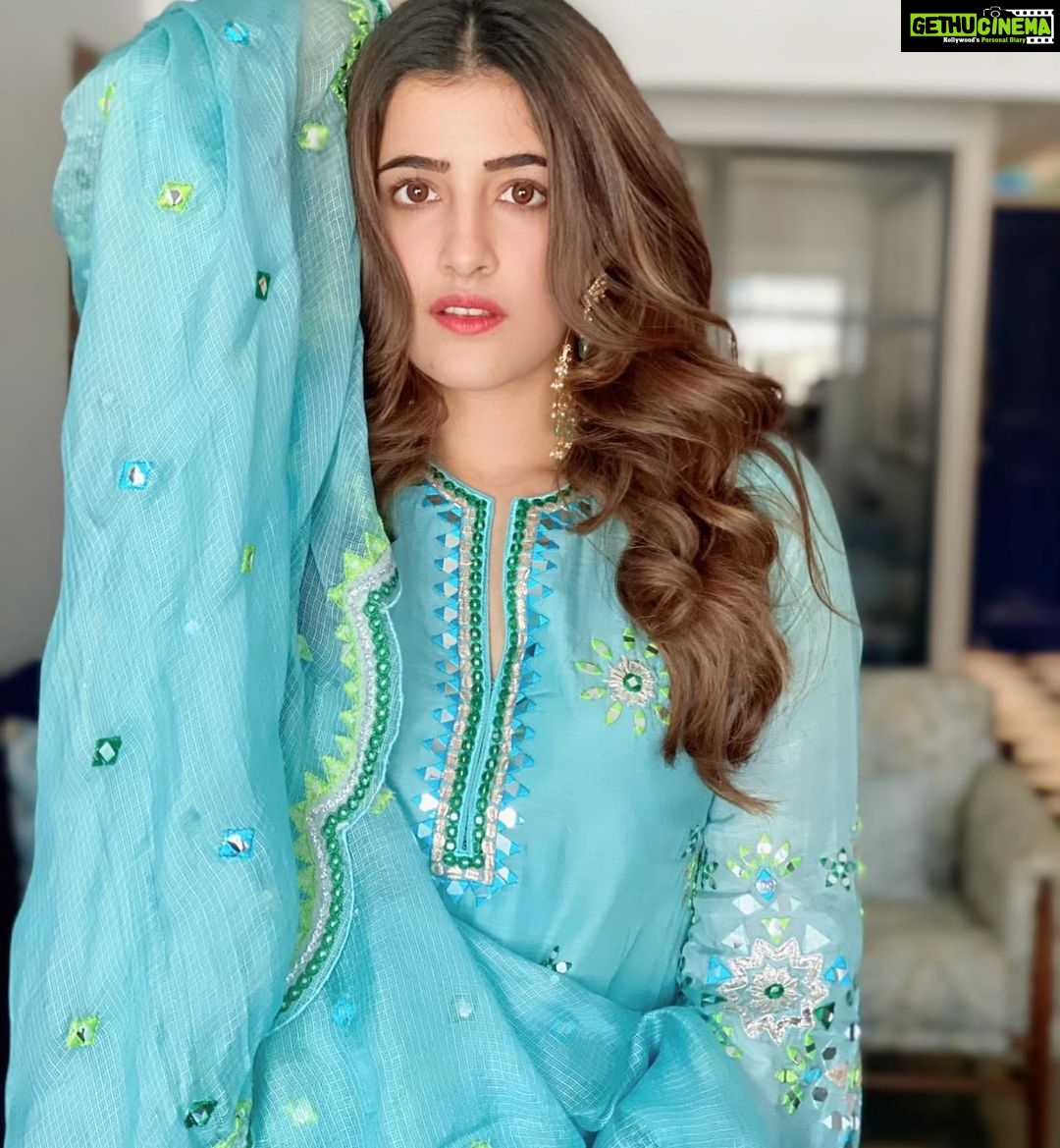 Nupur Sanon Instagram - Toh suniye iss Diwali Pataake bilkul nahi .. 💣 ❌ Bas Hosh udaane hain !! ⚠️💎🔥 Theek hai? 👀🤓 • Wearing @gopivaiddesigns Earrings @ajnaaofficial • #Diwali2020 #dontburnpatakhas #LookLikeOne 🔥