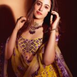 Nupur Sanon Instagram - इशारों इशारों में दिल लेने वाले बता ये हुनर तूने सीखा कहाँ से ? ..💜💛 • • Wearing @sukritiandaakritiofficial for LFW Jewellery by @koharbykanika 📸 : super talented @tejasnerurkarr