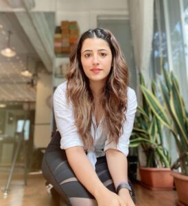Nupur Sanon Instagram - चले भी आओ ? ...के गुलशन का कारोबार चले 🌷🍃