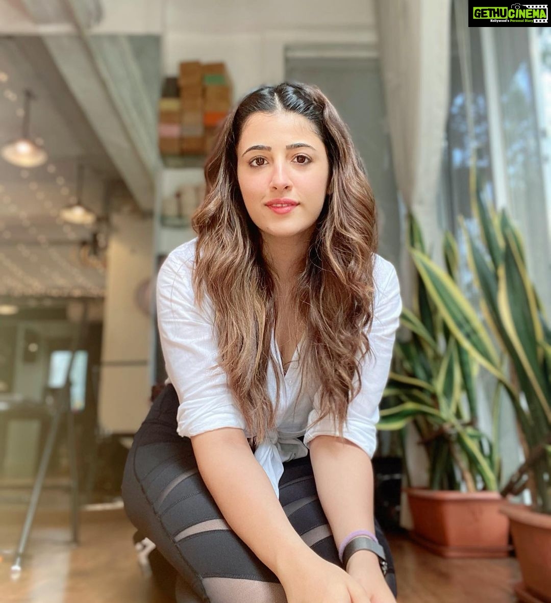 Nupur Sanon Instagram - चले भी आओ ? ...के गुलशन का कारोबार चले 🌷🍃