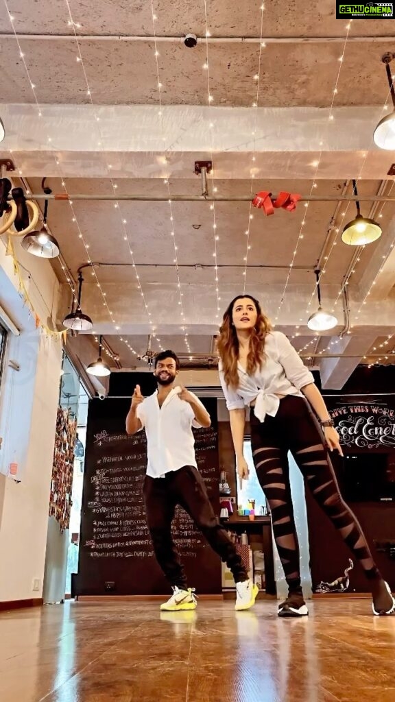 Nupur Sanon Instagram - Dancing becomes so much fun with this amazingly talented goofball and one crazy energy!! Sha💤 @shazebsheikh 💃🏻🌟 In this cute pretty space @tangerineartsstudio 💌🐱 PS : Tell me the Punjabi in you loved this track as much as I do !! 💯👀 #IamUrbanDesi by #MickeySingh #PunjabiKudiForLife #ReelSheel