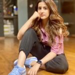 Nupur Sanon Instagram - Gotta love Gingham and Me !! 💌🧸 • • 📸 : The multi-talented Sha💤 @shazebsheikh 🌟 Tangerine Arts Studio