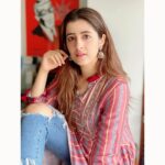 Nupur Sanon Instagram - Waah-e-hairat ke bhari mehfil mein ... Mujhko tanha nazar aata hai koi 🌺 ♥️ 👁 • • Wearing @swativijaivargie 🌸
