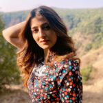 Nupur Sanon Instagram - मेरा दिल कहीं दूर ... पहाड़ों में .. खो गया 🌻🌝