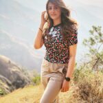 Nupur Sanon Instagram - मेरा दिल कहीं दूर ... पहाड़ों में .. खो गया 🌻🌝