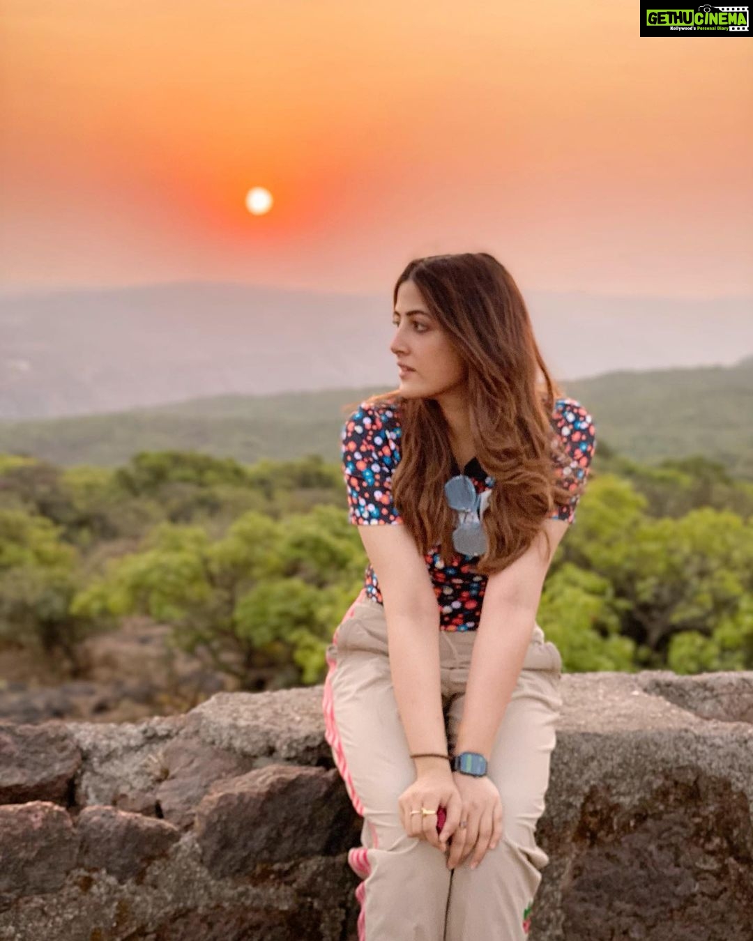 Nupur Sanon Instagram - There’s something about the sky changing it’s colour...there’s something magical seeing those shades melt into each other !!💛🧡💛🧡 Mahabaleshwar