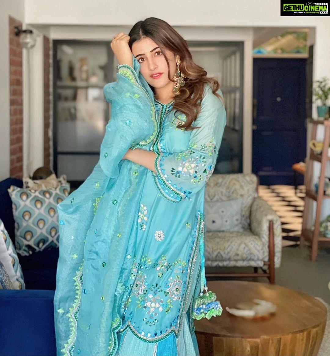 Nupur Sanon Instagram - Toh suniye iss Diwali Pataake bilkul nahi .. 💣 ❌ Bas Hosh udaane hain !! ⚠️💎🔥 Theek hai? 👀🤓 • Wearing @gopivaiddesigns Earrings @ajnaaofficial • #Diwali2020 #dontburnpatakhas #LookLikeOne 🔥