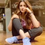 Nupur Sanon Instagram - Gotta love Gingham and Me !! 💌🧸 • • 📸 : The multi-talented Sha💤 @shazebsheikh 🌟 Tangerine Arts Studio