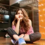 Nupur Sanon Instagram - Gotta love Gingham and Me !! 💌🧸 • • 📸 : The multi-talented Sha💤 @shazebsheikh 🌟 Tangerine Arts Studio
