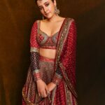 Nupur Sanon Instagram - O ji saareyaan toh wakhri hondi दिल्ली waali punjaban ❤️‍🔥♠️‼️👀🧨 • Outfit- @ritukumarhq Hmu - @makeupbydevanshii Jewellery- @curiocottagejewellery @silverstreakstore Styled by my fav💛- @sukritigrover Styling Team- @vanigupta.23 @harshitadaga01 @bitofbash 📸 - @mourya