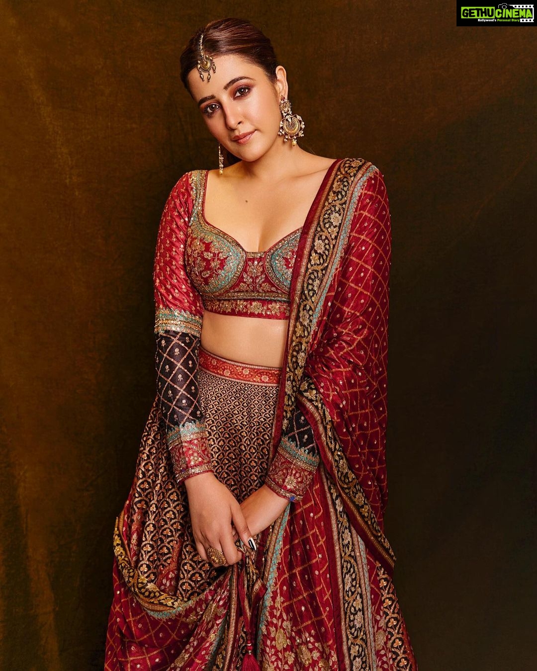 Nupur Sanon Instagram - O ji saareyaan toh wakhri hondi दिल्ली waali punjaban ❤️🔥♠️‼️👀🧨 • Outfit- @ritukumarhq Hmu - @makeupbydevanshii Jewellery- @curiocottagejewellery @silverstreakstore Styled by my fav💛- @sukritigrover Styling Team- @vanigupta.23 @harshitadaga01 @bitofbash 📸 - @mourya