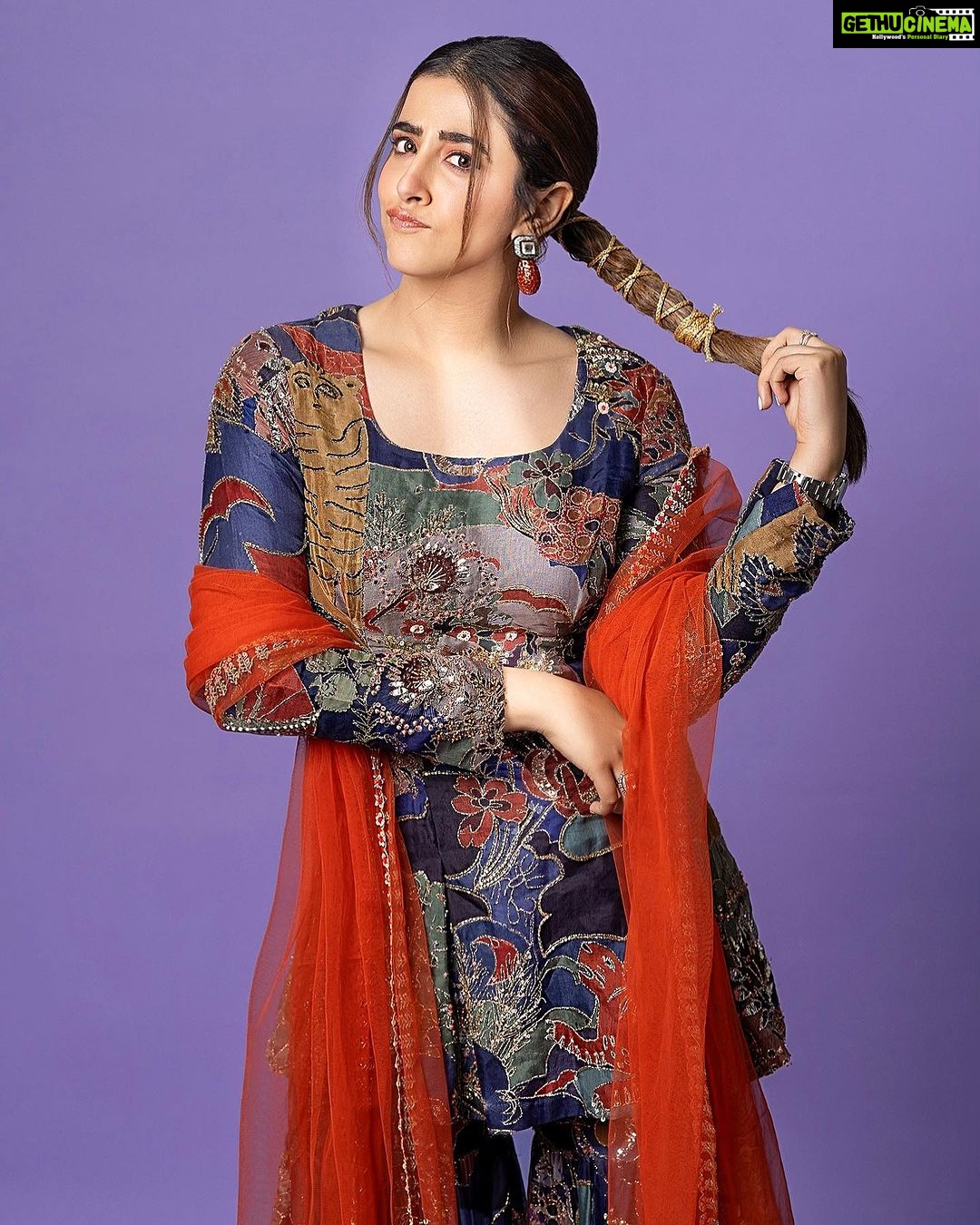 Nupur Sanon Instagram - This song never gets old for me!! Probably one of my first punjabi favourites!! Anyone else’s? 🔥😋🧡 • Hmu - @makeupbydevanshii Styled by - @ashwin_ash1 & @hassankhan_3 Style team - @ahmedxmirza Outfit - @aisharaoofficial Jewellery- @shopriyaaofficial Shot by - @the_pixel_farmer