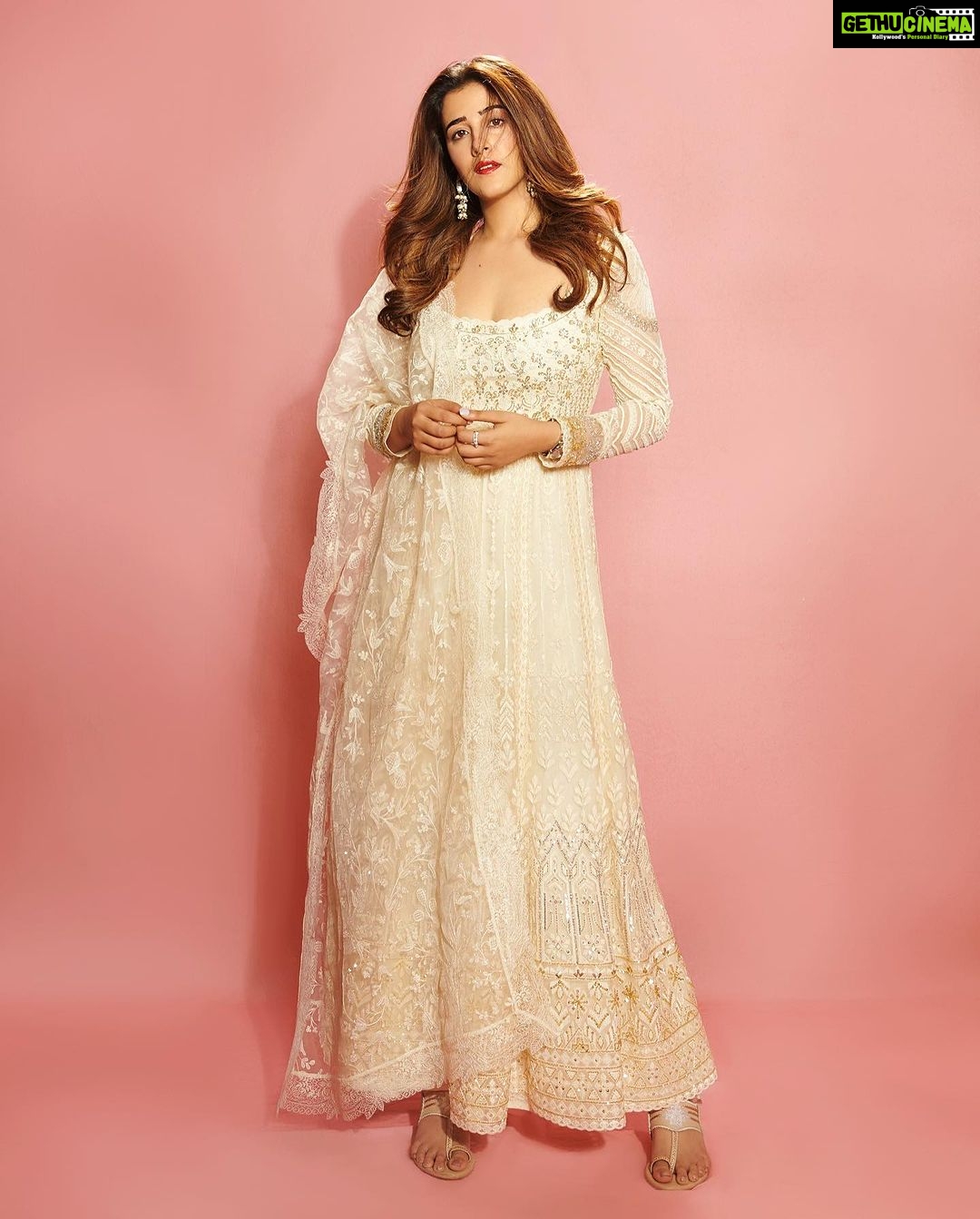 Nupur Sanon Instagram - The classic white anarkali + red lip + loads of simplicity! Bas ❤️🔥🌻 • Team Sara : Hmu - @makeupbydevanshii Styled by - @ashwin_ash1 & @hassankhan_3 Style team - @ahmedxmirza Outfit - @jade_bymk Jewellery- @houseofqc Shot by - @visualaffairs_va