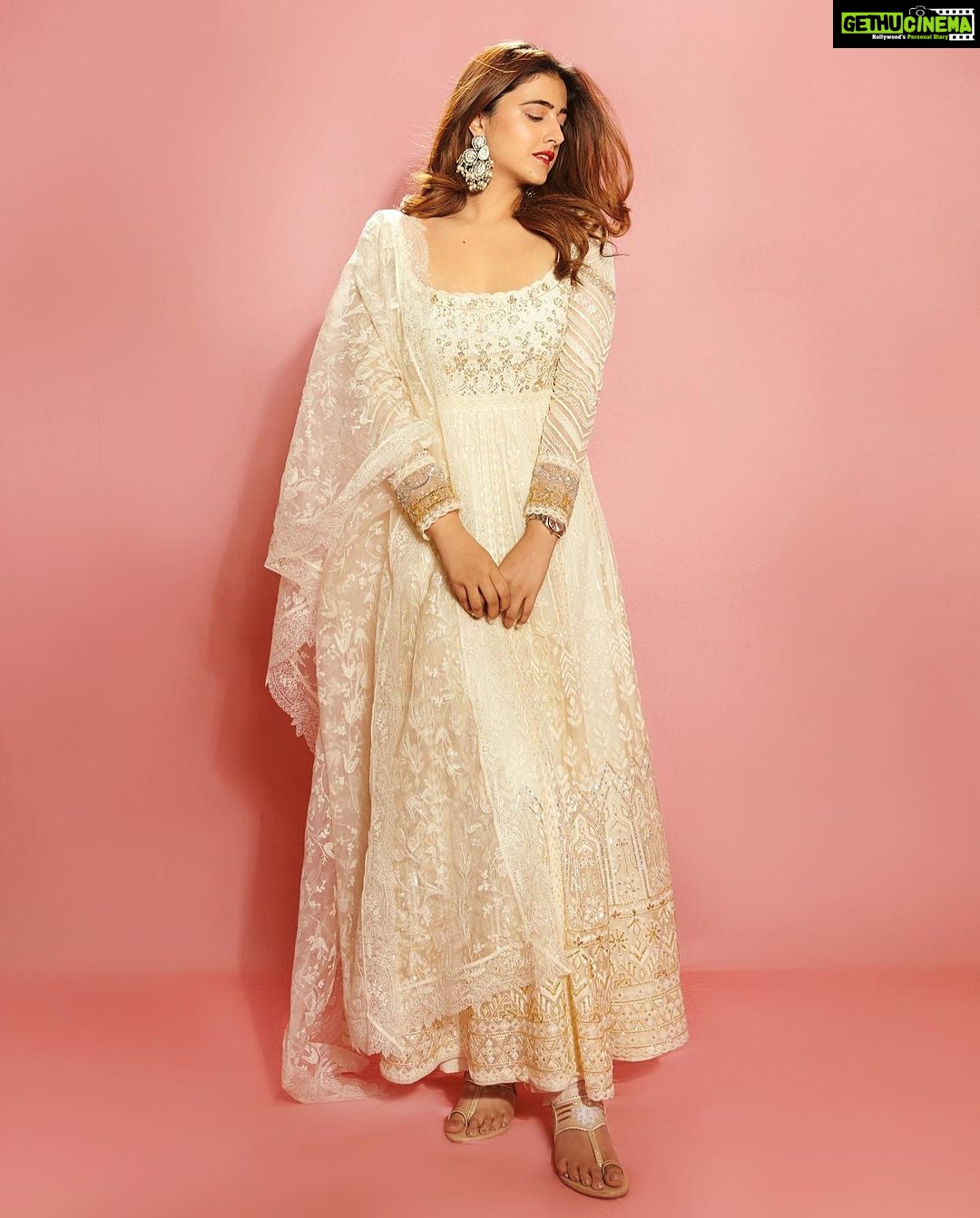 Nupur Sanon Instagram - The classic white anarkali + red lip + loads of simplicity! Bas β€οΈβπ₯π» β’ Team Sara : Hmu - @makeupbydevanshii Styled by - @ashwin_ash1 & @hassankhan_3 Style team - @ahmedxmirza Outfit - @jade_bymk Jewellery- @houseofqc Shot by - @visualaffairs_va