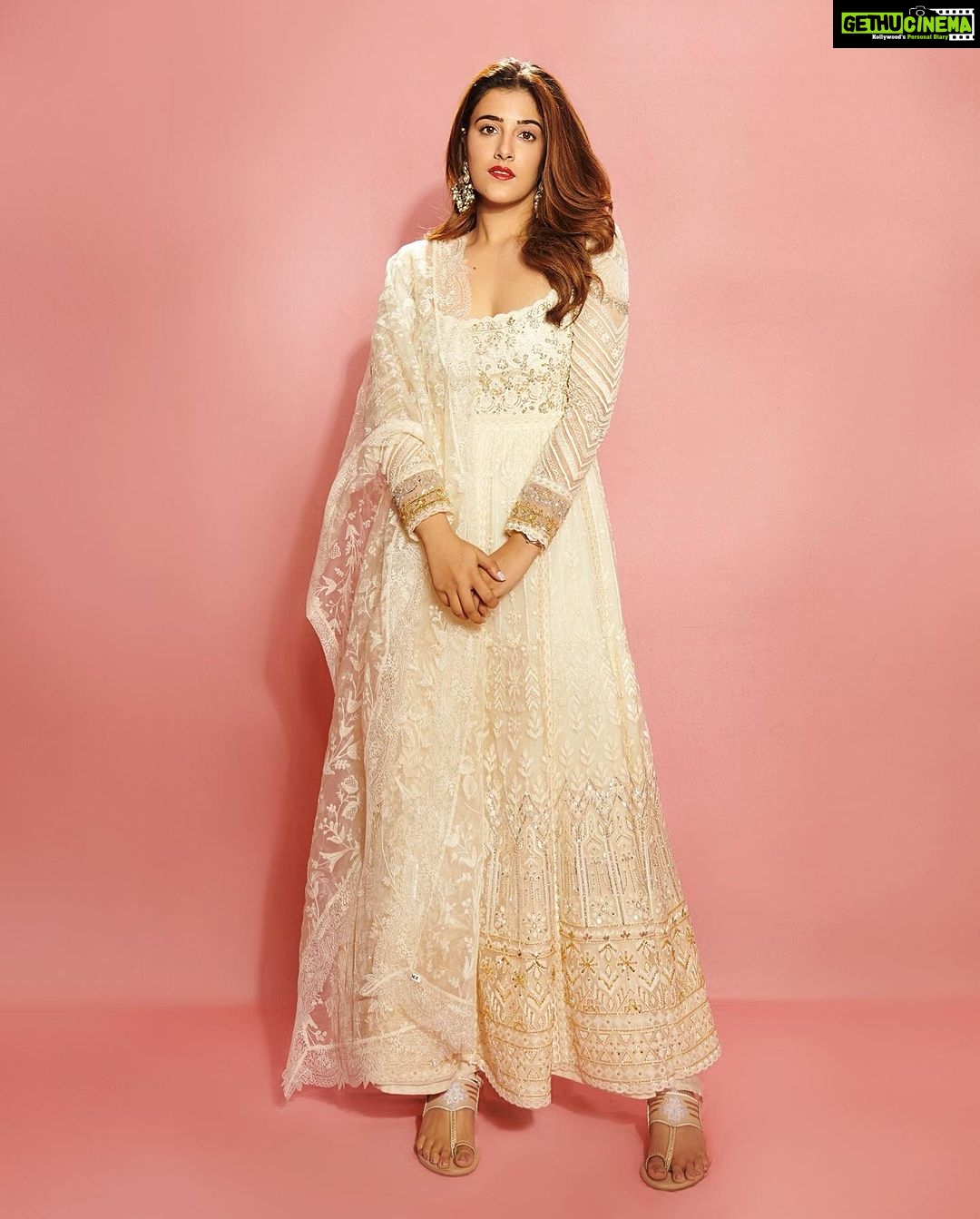Nupur Sanon Instagram - The classic white anarkali + red lip + loads of simplicity! Bas β€οΈβπ₯π» β’ Team Sara : Hmu - @makeupbydevanshii Styled by - @ashwin_ash1 & @hassankhan_3 Style team - @ahmedxmirza Outfit - @jade_bymk Jewellery- @houseofqc Shot by - @visualaffairs_va
