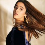 Nupur Sanon Instagram - Did you say ‘PALAT’ ? ❤️‍🔥 • Team Sara : Hmu - @makeupbydevanshii Styled by - @ashwin_ash1 & @hassankhan_3 Style team - @ahmedxmirza Outfit - @sureenachowdhri Jewellery- @houseofqc Shot by - @visualaffairs_va