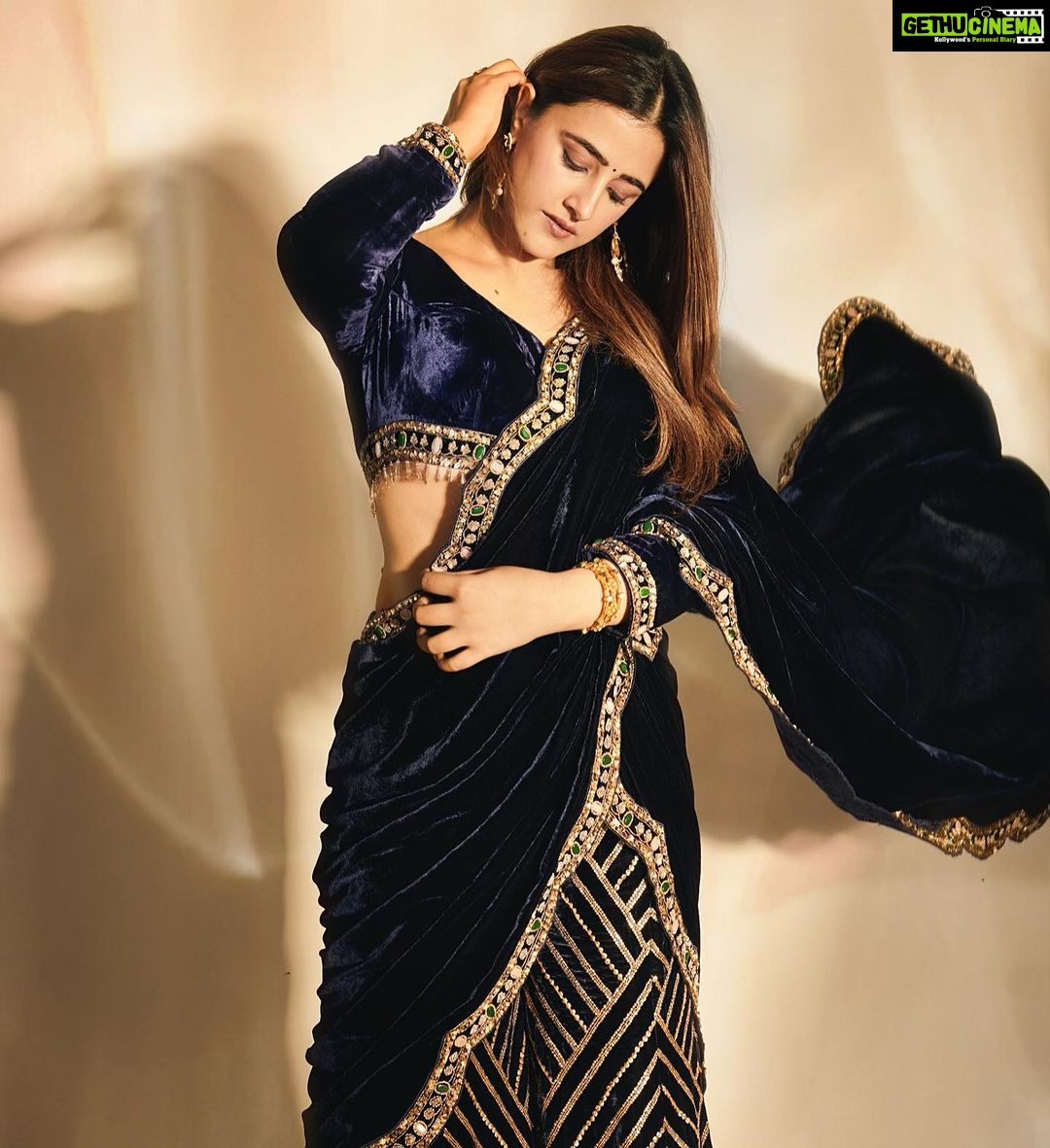 Nupur Sanon Instagram - Cause I wanted to do Saree in a very unconventional contemporary way! ππ In love with this look! π₯ For #IndiasGotTalent #TigerNageswaraRao promotions π₯ Team Sara : Hmu - @makeupbydevanshii Styled by - @ashwin_ash1 & @hassankhan_3 Style team - @ahmedxmirza Outfit - @sureenachowdhri Jewellery- @houseofqc Shot by - @visualaffairs_va
