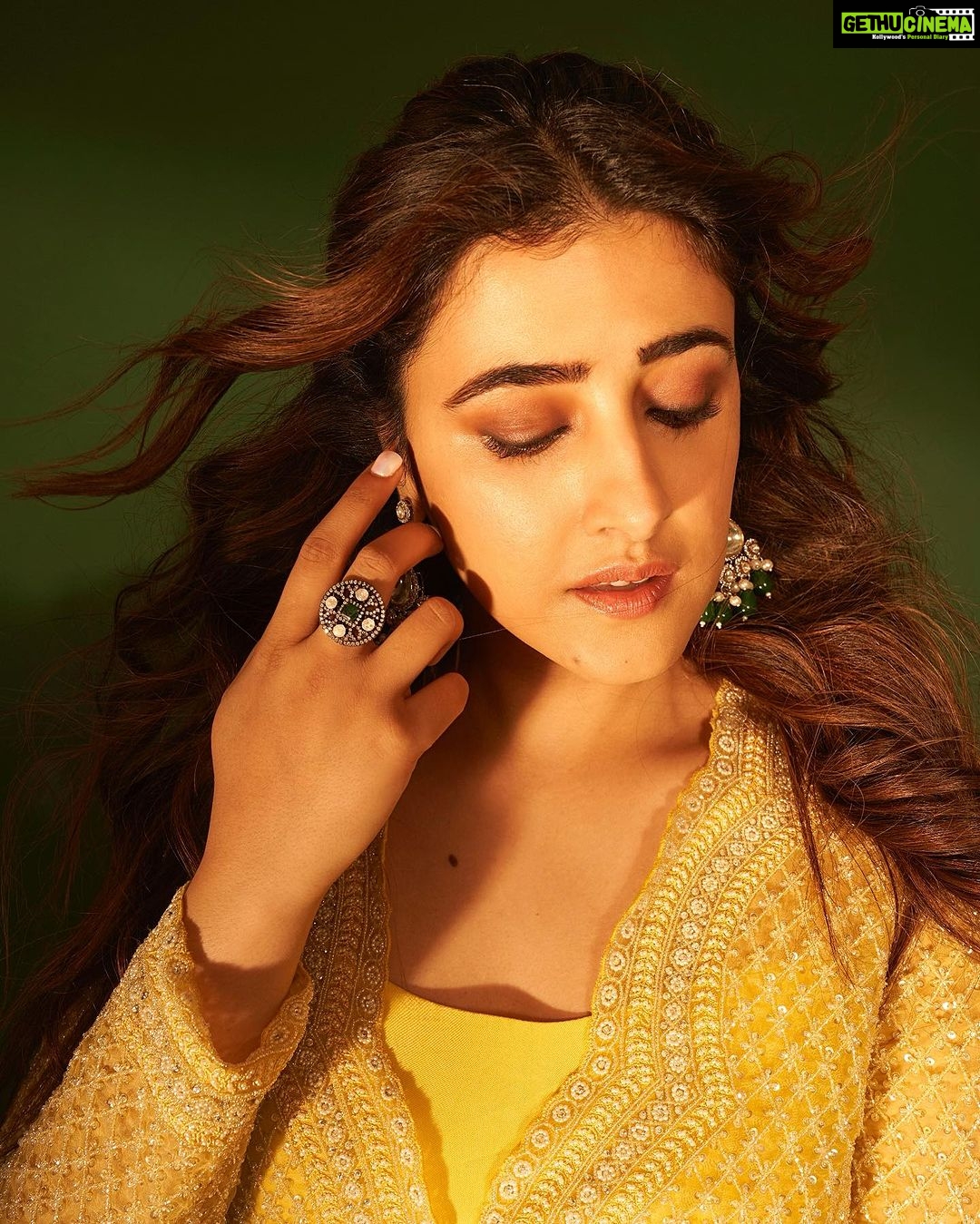 Nupur Sanon Instagram - Morning SUNSHINE🌻☺️💛 • TNR Promotions Team Sara : Hmu - @makeupbydevanshii Styled by - @ashwin_ash1 & @hassankhan_3 Style team - @ahmedxmirza Outfit - @couturebyniharika @perniaspopupshop Jewellery- @shopriyaaofficial Shot by - @visualaffairs_va